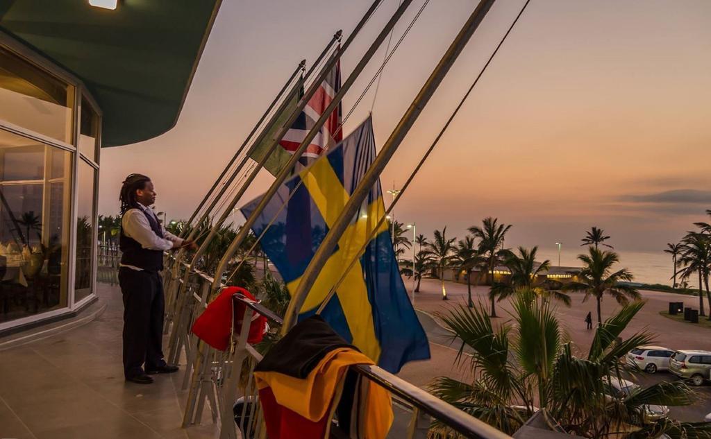 Blue Waters Hotel Ντούρμπαν Εξωτερικό φωτογραφία The flag of Sweden at the airport