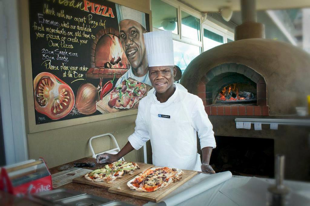 Blue Waters Hotel Ντούρμπαν Εξωτερικό φωτογραφία Chef preparing pizza at the restaurant