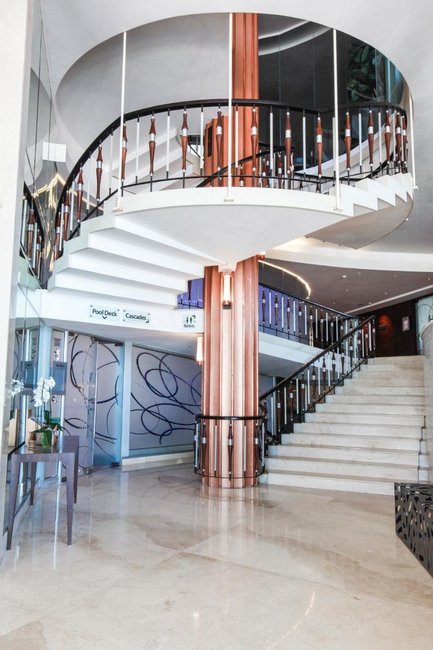 Blue Waters Hotel Ντούρμπαν Εξωτερικό φωτογραφία "The hotel is located in the heart of the city, and is a short walk to the beach, shops, restaurants, and the marina."