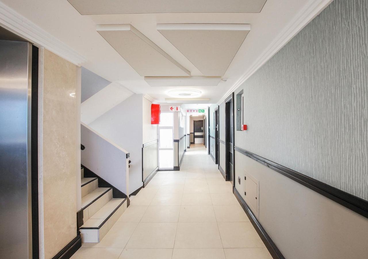 Blue Waters Hotel Ντούρμπαν Εξωτερικό φωτογραφία The interior of a modern apartment building