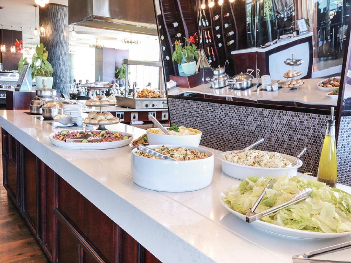 Blue Waters Hotel Ντούρμπαν Εξωτερικό φωτογραφία A buffet at a luxury hotel